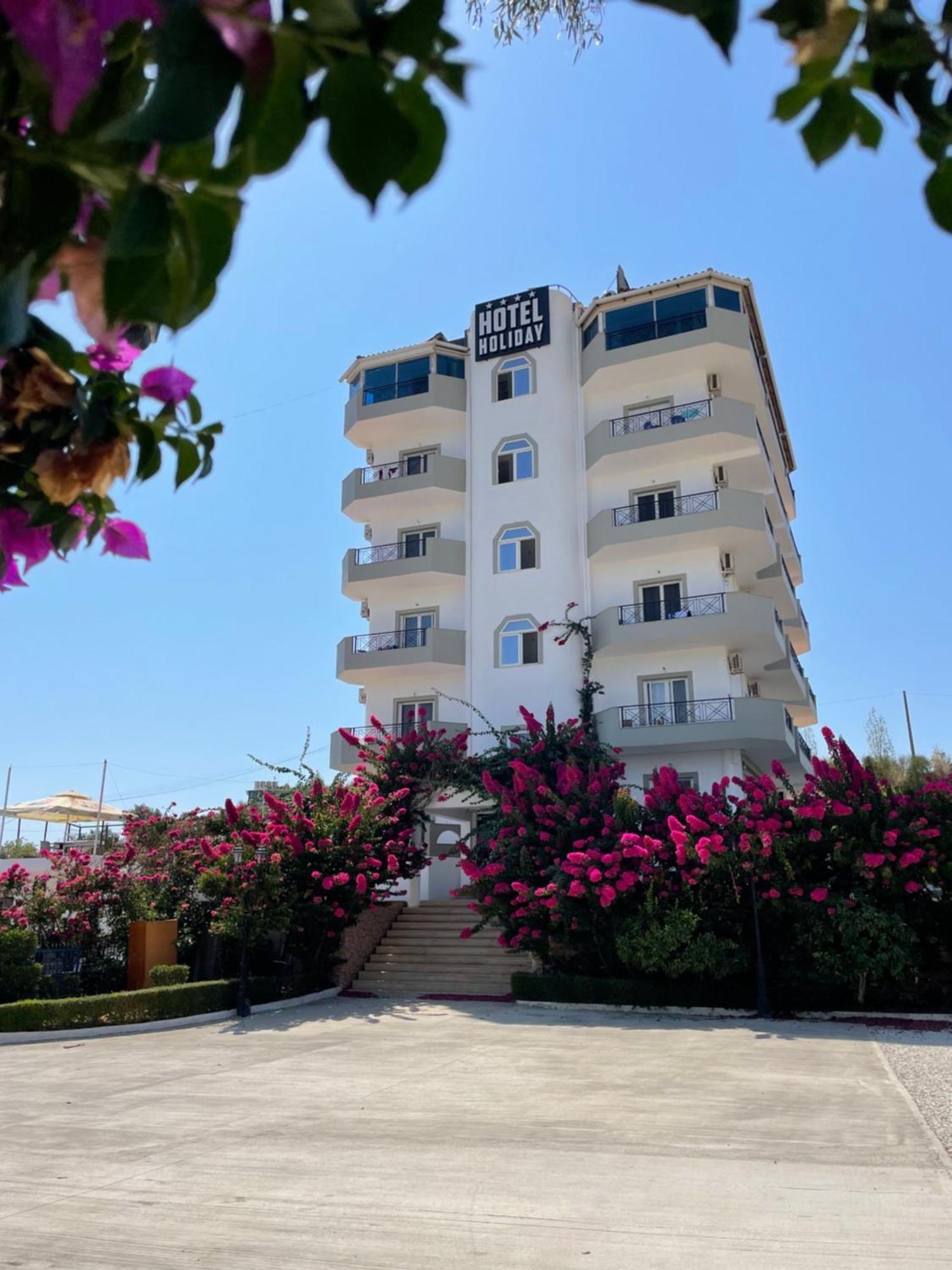 Hotel Holiday 3* Sarandë